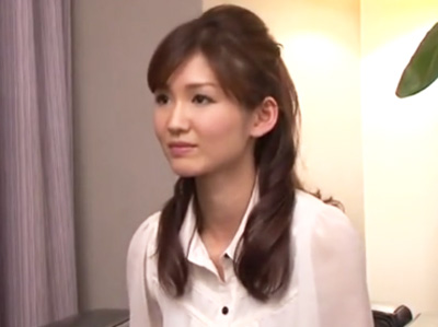「夫のじゃ満たされなくて‥」激しい膣奥ピストンに獣のような喘ぎ声で狂う相当溜まっていた様子の奥様ｗｗｗｗｗ